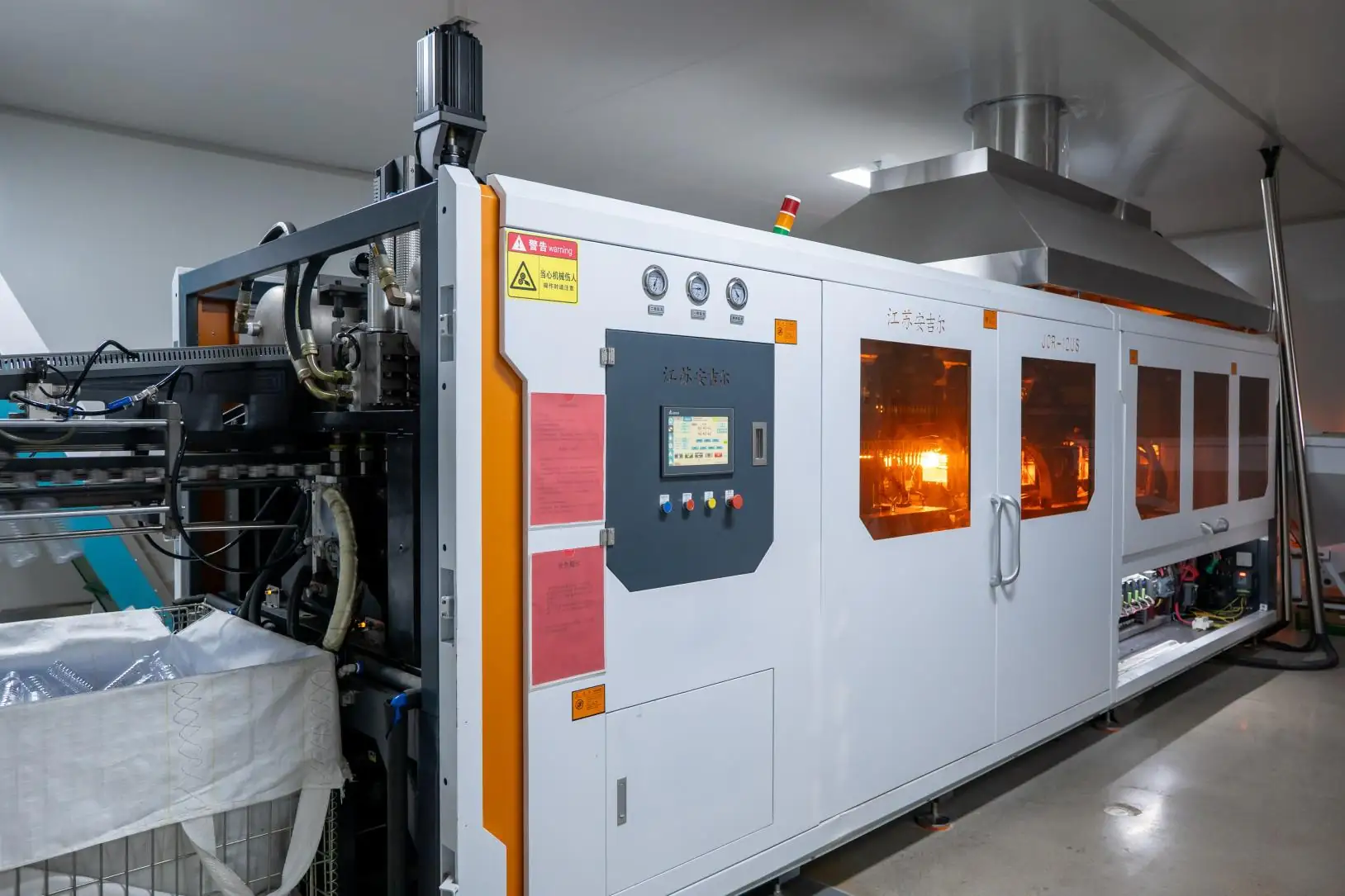 Automatic PET bottle blow molding machine