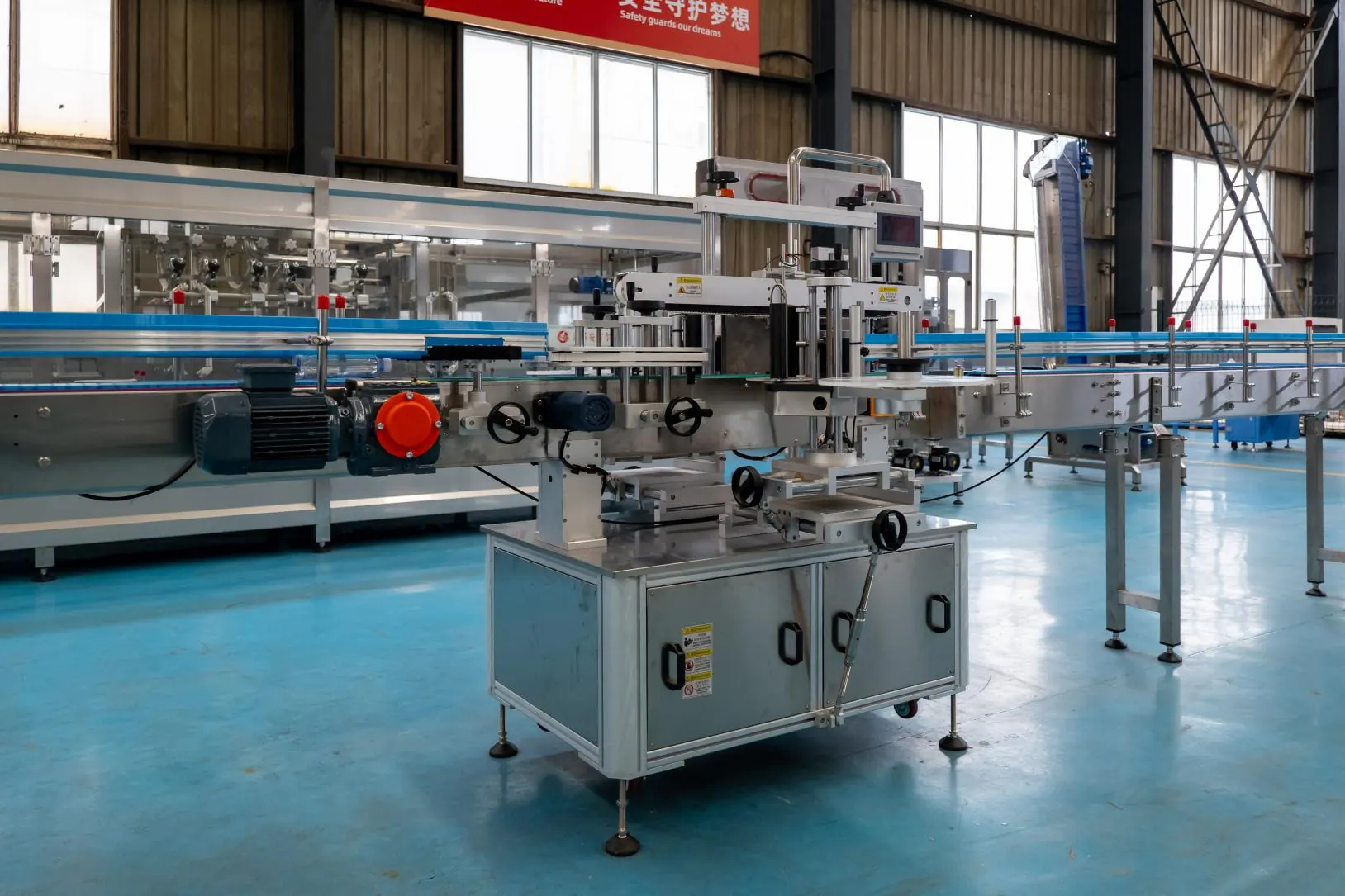 Automatic bottle labeling machine