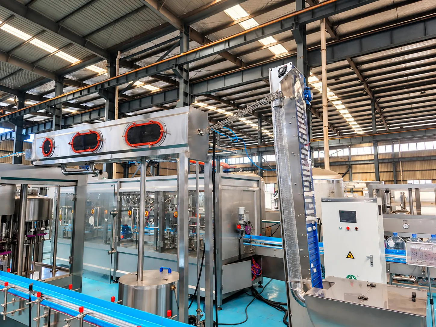 Water rinsing, filling and capping machine in a PET bottled water line