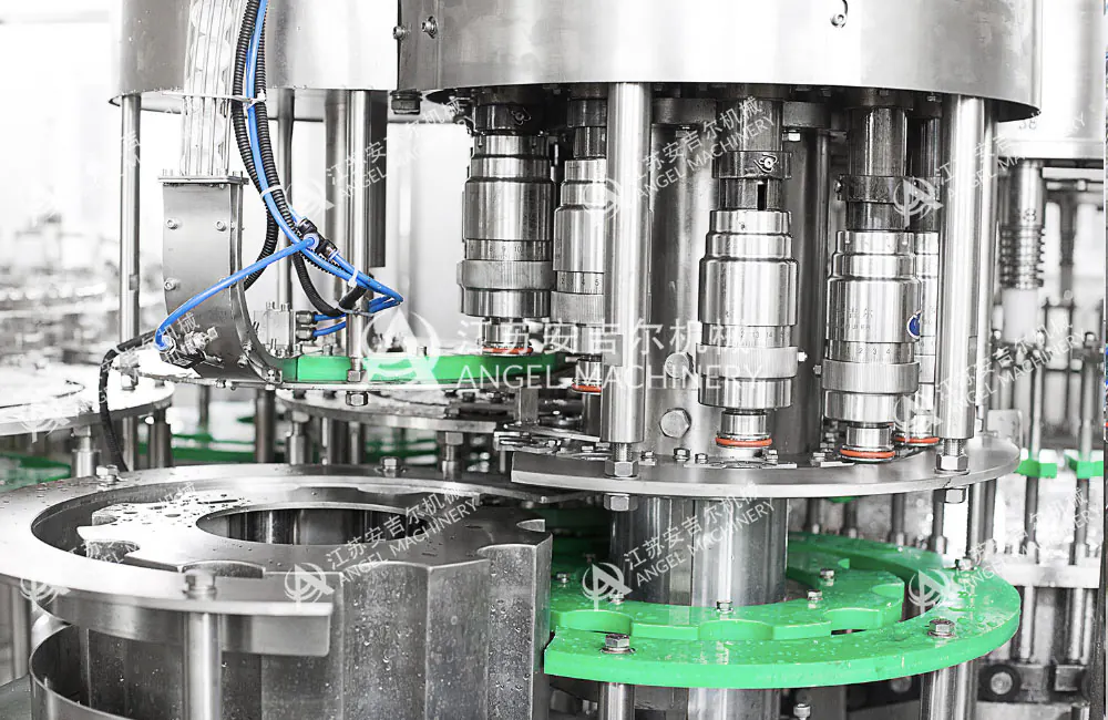 Magnetic torque capping heads on a water filling machine