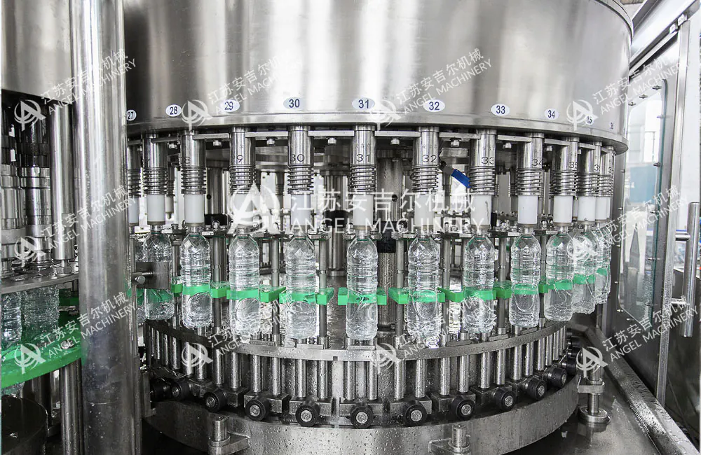 Gravity filling valves on a rotary water filler