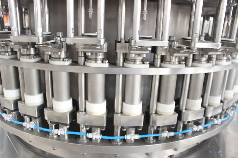 Isobaric filling valves for carbonated soft drinks