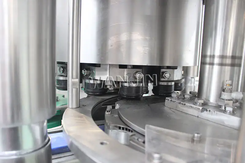 Can lid seaming head