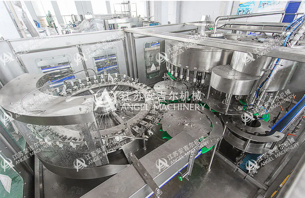 Rotary bottle rinser of an Angel water filling monoblock